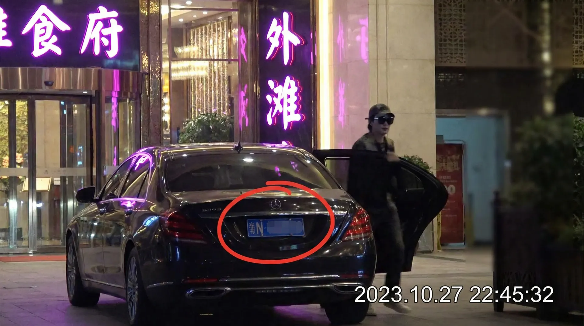 澳门威尼斯人网址 - 豪车餐厅外偷拍